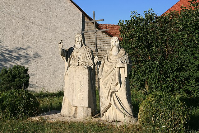 Паметникът на светите братя Кирил и Методий в село Микулчице през 2021 г.