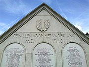 Boven de namenlijsten staat de tekst: GEVALLEN VOOR HET VADERLAND MEI 1940 (detailopname van het monument)