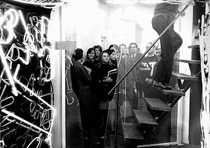 Visitantes ingresando a La Menesunda de Marta Minujín y Rubén Santantonín, realizada en el Instituto Di Tella en mayo de 1965.