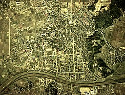 Mitsuken keskusta vuoden 1975 ilmakuvassa