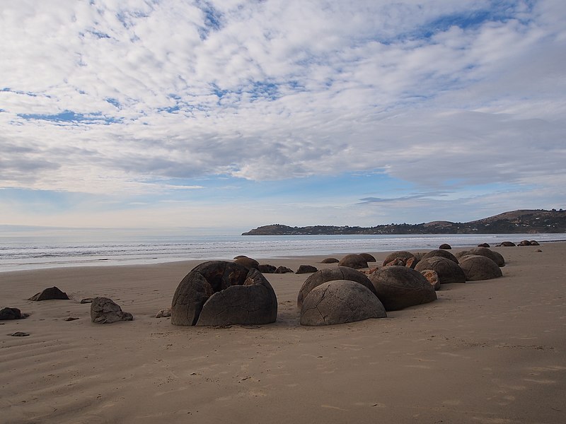 File:Moeraki Boulders - 2013.04 - panoramio.jpg