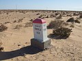 Mojon kilometrico en la ruta N1 indicando 464 km a Dajla (Sahara Occidental).jpg