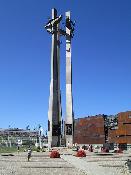 Plik:Monument to the fallen Shipyard workers of 1970.JPG