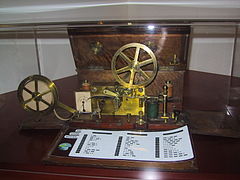 Un télégraphe de Samuel Morse datant de 1837 exposé à la Cité des télécoms.