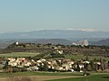 Moulin et lotissement à Saint-Michel-l’Observatoire, vue prise de la colline du Bois des Arnauds. En fond, le rocher de Roche-Amère (Villeneuve) et, en fond, la barre enneigée du Mourre de Chanier (1930) et du Chiran (1905 m) à une cinquantaine de kilomètres.