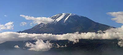 פסגת הר הקילימנג'רו המושלגת מתנשאת מעל העננים.