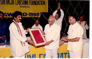 Belediye Başkanı Sabbam Hari 1995 Raja-Lakshmi Edebiyat Ödülünü Sri Mullapudi Venkata Ramana'ya takdim ediyor