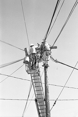 Multiple power line intersection in repair, San Francisco