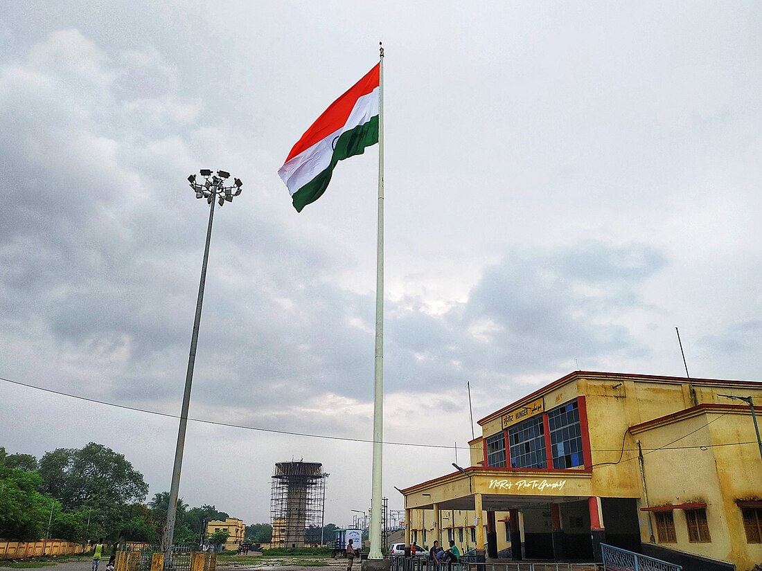 File:Munger railway station with national flag.jpg