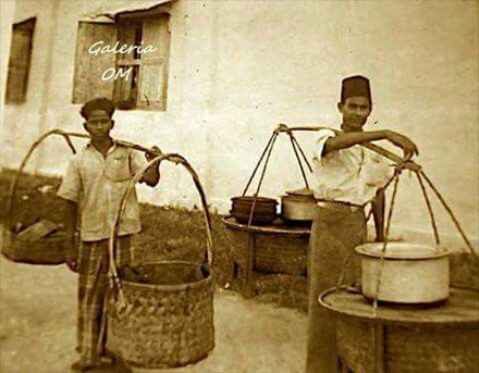 The dish was historically transported via a bamboo/wooden stick on the shoulders - known as Mengandar in Malay