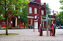 Bahnhof Genthin, davor Denkmal zum Eisenbahnunfall von Genthin