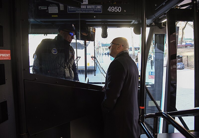 File:New MTA Articulated Electric Bus Comes to M60 (49461087761).jpg