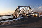 愛知県側の左岸の愛知県道129号一宮津島線との交差点から望む濃尾大橋（2015年1月）