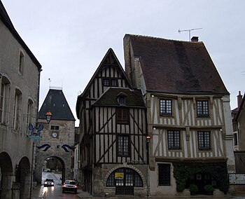 Noyers-sur-Serein - Place de l'hotel de ville 4.jpg