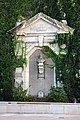 Monumento a Paul Cabet na fachada do campanário de Nuits-Saint-Georges, de Paul Gasq.