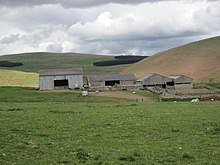 Gambar dari sebuah peternakan di Old Hazeltonrig dengan Castle Hill yang digambarkan di sebelah kanan.