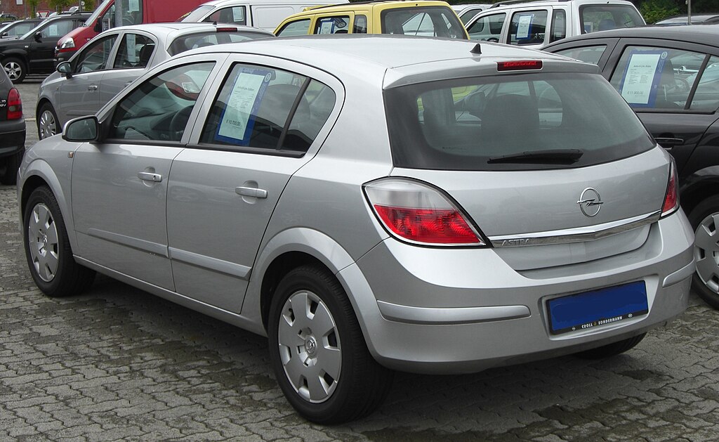 https://upload.wikimedia.org/wikipedia/commons/thumb/9/91/Opel_Astra_H_1.6_rear.JPG/1024px-Opel_Astra_H_1.6_rear.JPG