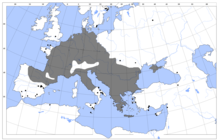 Représentation de l'Europe géographique où une grande partie de l'Europe occidentale et centrale est grisée. Quelques points sont disposés de façon éparse.