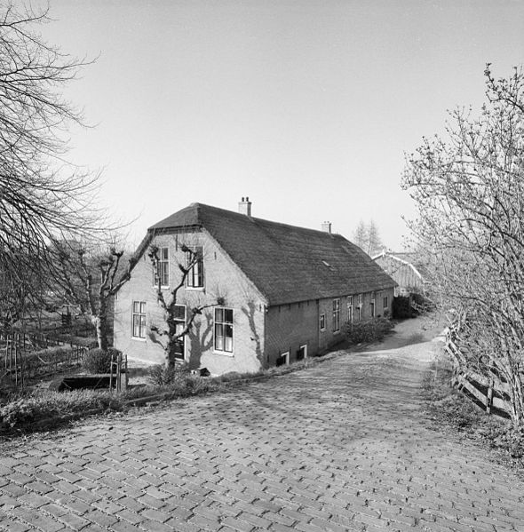 File:Overzicht van de voorgevel en de rechter zijgevel van boerderij - Stein - 20378467 - RCE.jpg