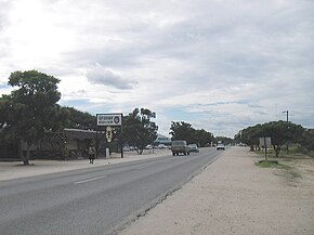 Ozzys Beerhouse et Eugen Kakukuru Street à Rundu, Namibie, mars 2006.jpg