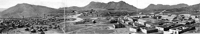 Een panoramisch uitzicht op het koloniale Keren (Eritrea) toont de oorspronkelijke inheemse nederzetting aan de linkerkant en de Europese nederzetting aan de rechterkant.