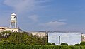 Château d'eau et mur peint avec un ciel bleu cachant les archives du studio