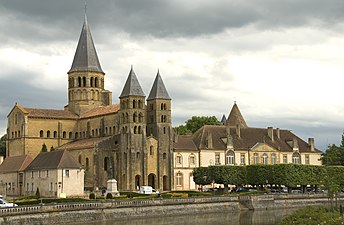 Palais abbatial et basilique du Sacré-Cœur de Paray-le-Monial.