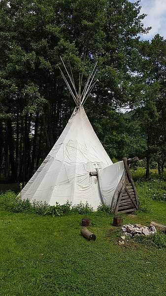 File:Parc Héria - tipi.jpg