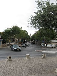 רחוב פאולוס השישי, מבט מכיכר המעיין שבקצהו הצפוני. ברקע בזיליקת הבשורה
