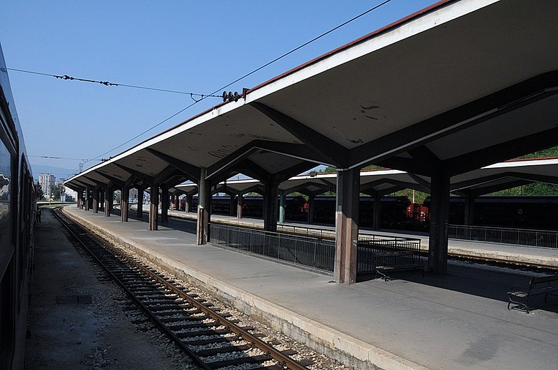 File:Peron on railway station Sarajevo.jpg