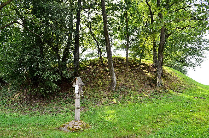 File:Piliūnų piliakalnis, 2.JPG
