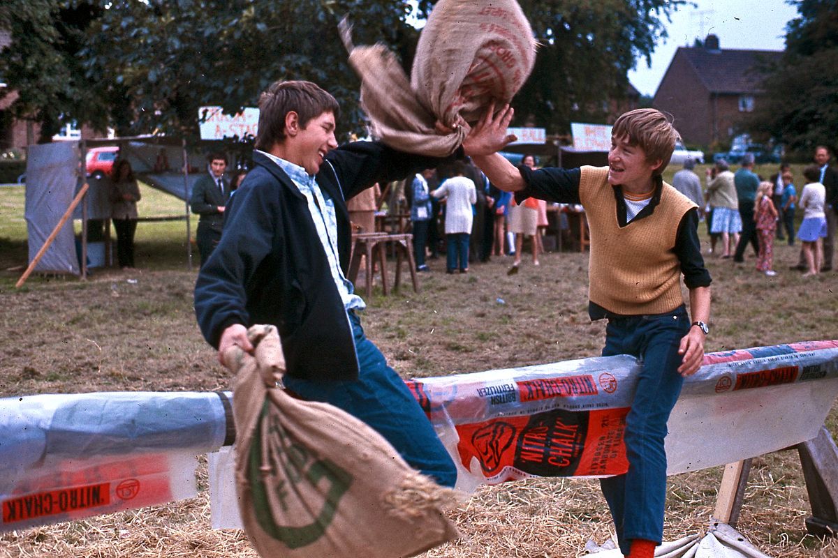 https://upload.wikimedia.org/wikipedia/commons/thumb/9/91/Pillow_fight_at_English_country_fair%2C_1971.jpg/1200px-Pillow_fight_at_English_country_fair%2C_1971.jpg