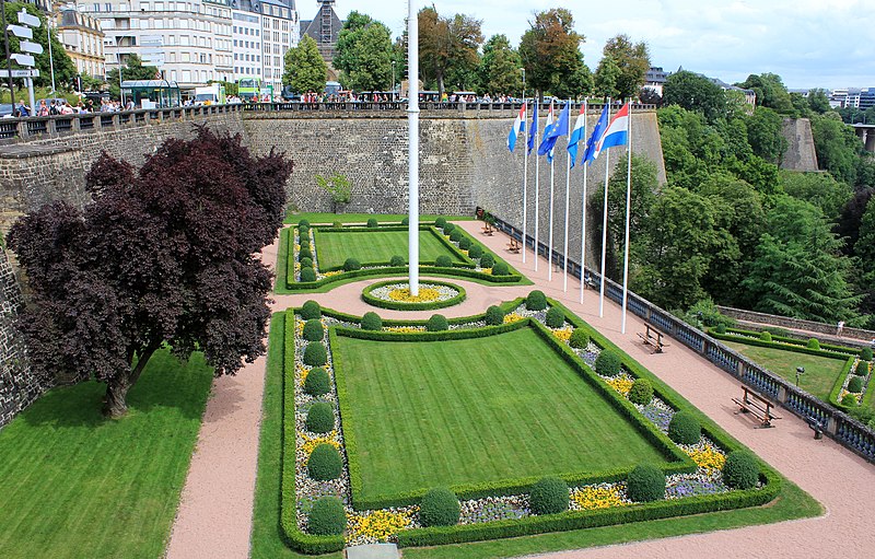 File:Place de la Constitution, Luxemburg - panoramio.jpg