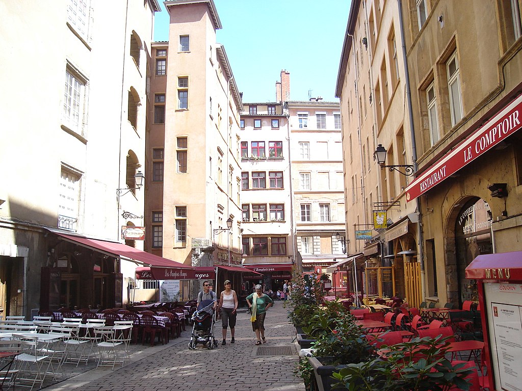 File:Place neuve St Jean.JPG - Wikimedia Commons