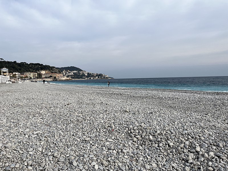 File:Plage à Nice (promenade des anglais) en mars 2022 (3).JPG