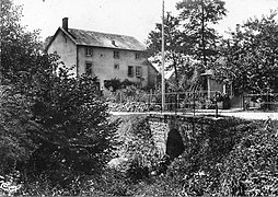 L'ancien moulin à eau de la commune vu depuis la rue du moulin, carte postale.