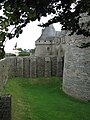 Dualité lithologique dans le château de Pontivy avec le granite et les schistes à teinte sombre qui contribuent à l'aspect sévère de la forteresse.