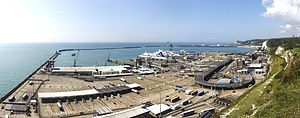 Blick von den Kreidefelsen von Dover auf die Eastern Docks