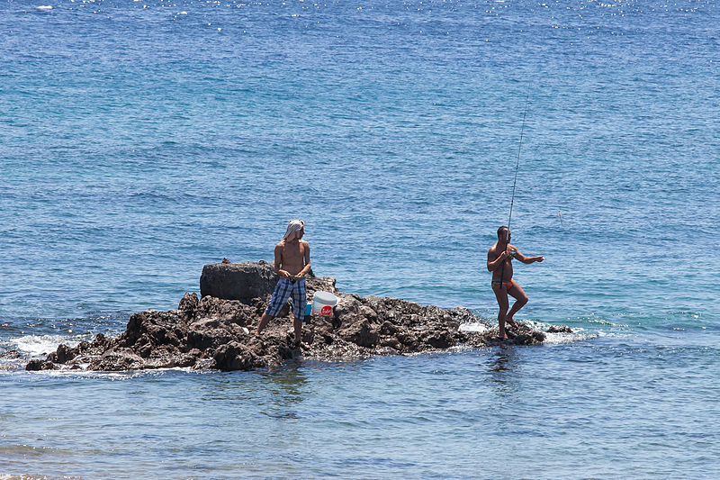 File:Puerto del Carmen. Pescando.jpg