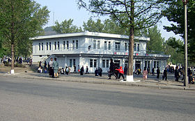 Vestíbulo de tierra de la estación.