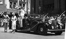 Queen Elizabeth, Cenotaph, Sydney NSW 1954.jpg