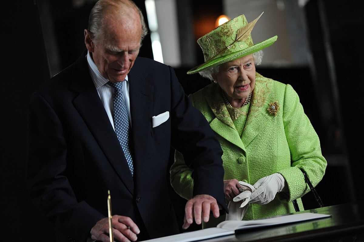 File:Queen Elizabeth II, Titanic Belfast, 2012 (8).jpg - Wikimedia Commons