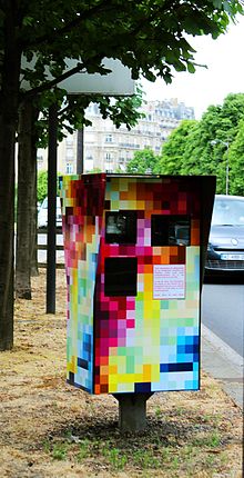 Um papel de parede de pixels coloridos cobrindo uma câmera de velocidade fixa