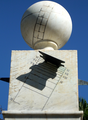 Detalhes da parte cúbica (com o gnômon) e esférica do Relógio Solar.