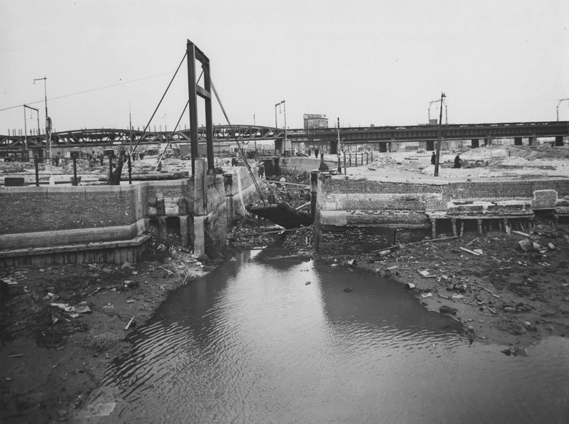 File:Restanten van panden bij het Stokviswater en Delftsevaart met de Stokvischbrug die wordt afgebroken, Oppertbrug, Luchtspoor en Langebrug 1941.jpg