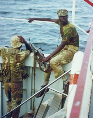 Rhodesialaisia sotilaita partioveneessä Karibajärvellä joulukuussa 1976.