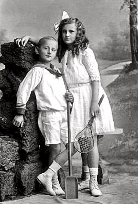 Leni Riefenstahl y su hermano Heinz en 1914.