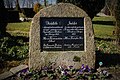 På kirkegården ved Rinkenæs Gamle Kirke er der en fællesgrav for 66 danske og prøjsiske soldater.