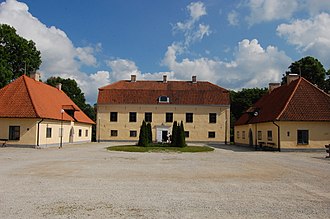 The front courtyard of the crown estate manor Roma kungsgard.jpg