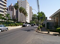 A Rua Maria Monteiro é uma das principais ruas do Cambuí.